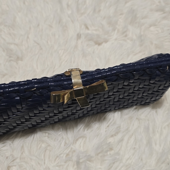 1950s Marcus Brothers Navy Wicker Clutch from Hong Kong with Gold Bow Clasp - Picture 3 of 7